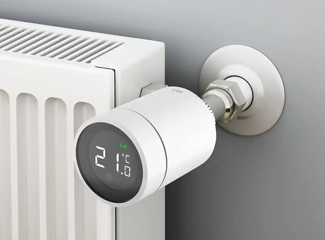 Thermostat connecté installé par un chauffagiste à Liège sur un radiateur moderne
