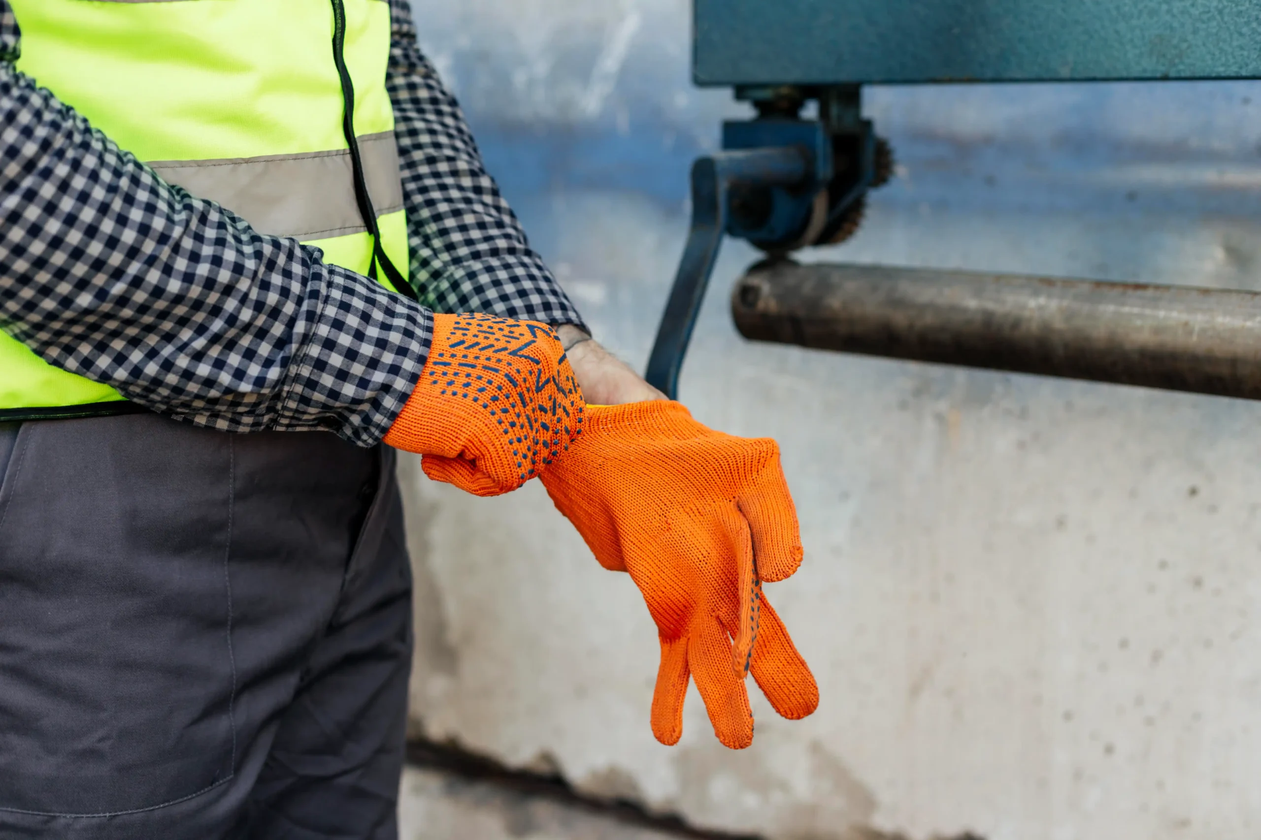 Travailleur enfilant des gants pour un débouchage Liège