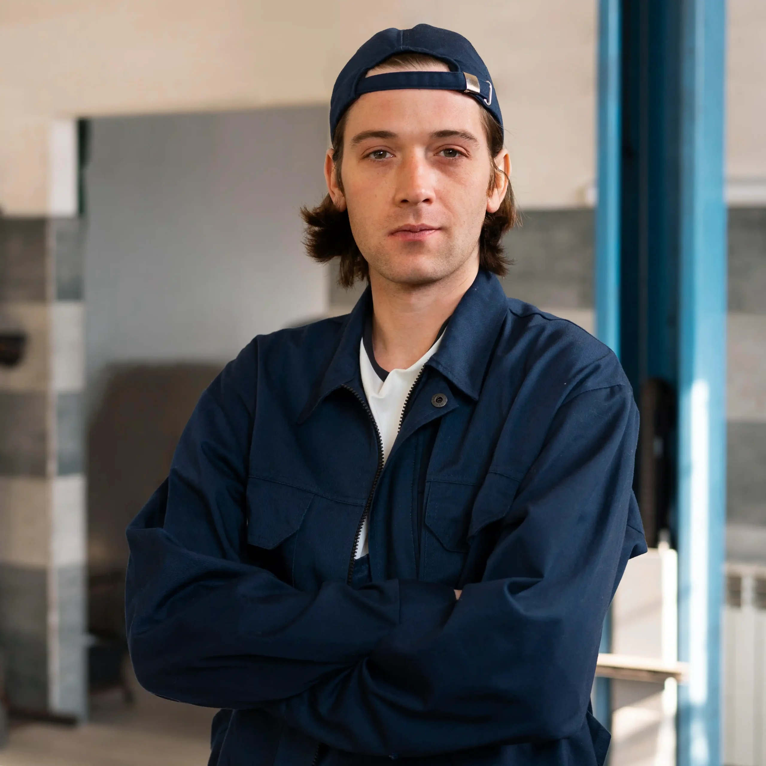 Plombier Liege moderne posant dans un atelier technique